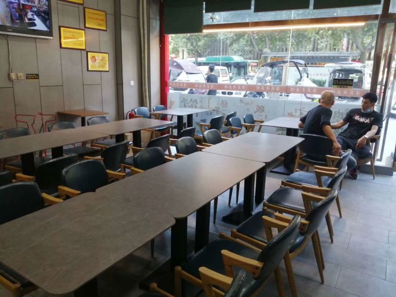 潼关肉夹馍餐桌椅进场安装.jpg