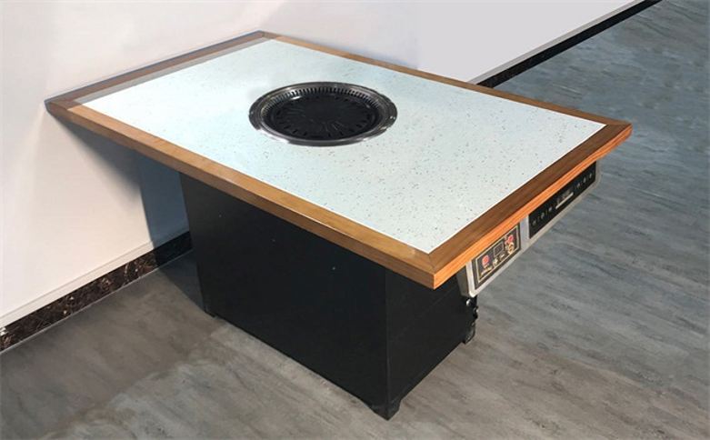 张总在博菲克家具厂展厅询问火锅桌.jpg