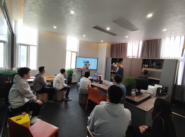 博菲克家具厂销售部门深夜开会现场.jpg