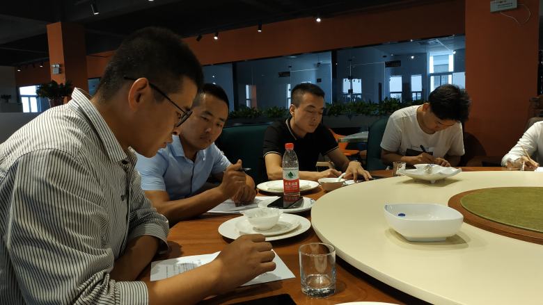 周经理为新员工讲解餐桌椅材质.jpg