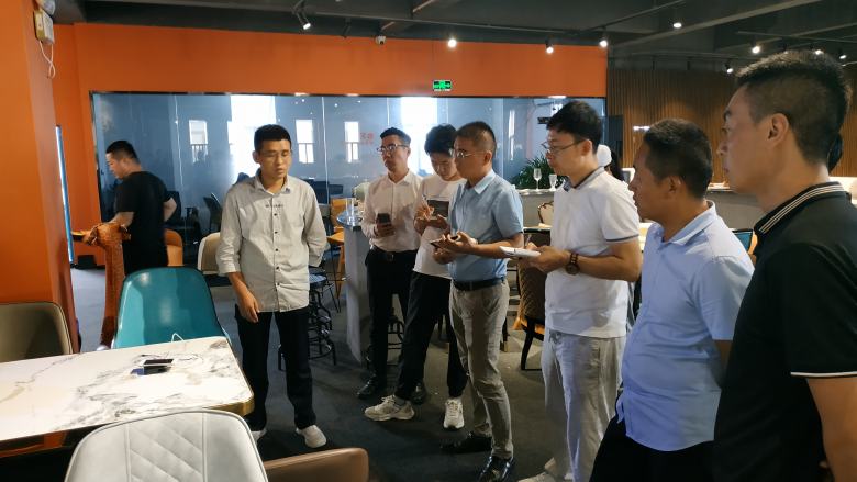 博菲克业务经理给新人讲解大理石餐桌知识.jpg