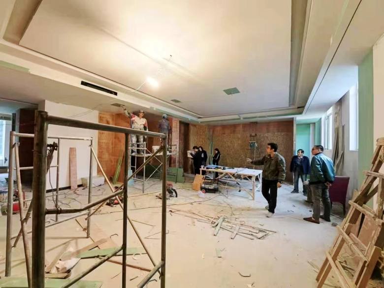 安总和杨总就餐桌椅效果图方案进行讨论.jpg