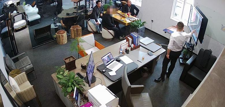 杨总给客户讲解酒店设计方案.jpg