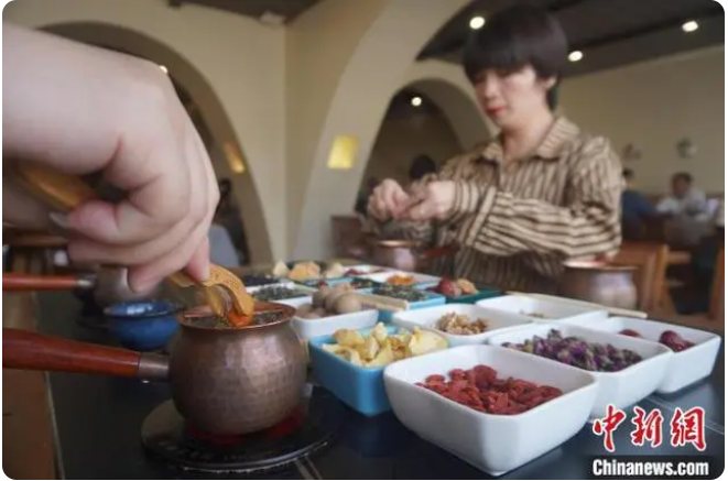 图为茶客往铜罐注水.jpg