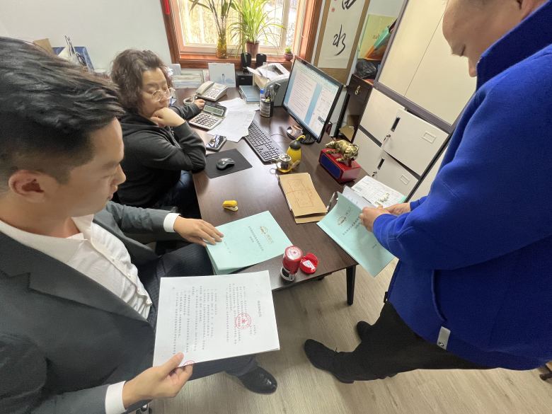 博菲克家具业务经理和锦江之星负责人签订酒店家具合同.jpg